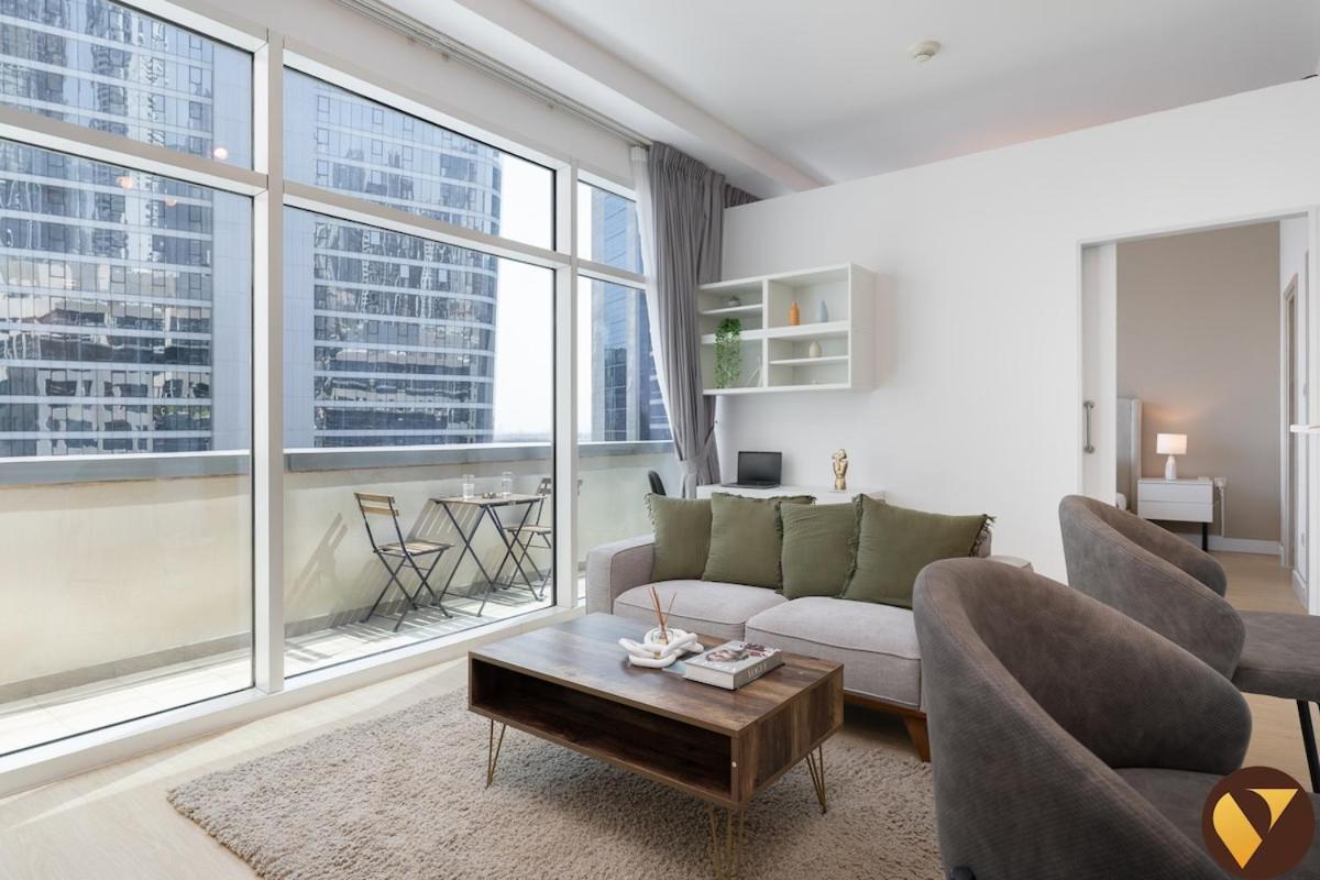 Vogue Vacation Homes, Business Bay - Bay Square close to Downtown Dubai Mall and Burj Khalifa, One Bedroom Apartment with Balcony and City view - 4