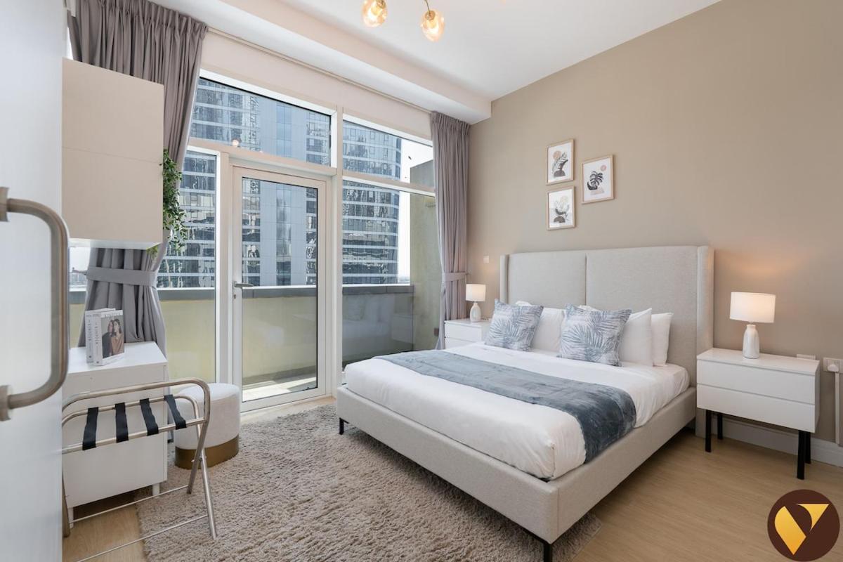 Vogue Vacation Homes, Business Bay - Bay Square close to Downtown Dubai Mall and Burj Khalifa, One Bedroom Apartment with Balcony and City view - 3