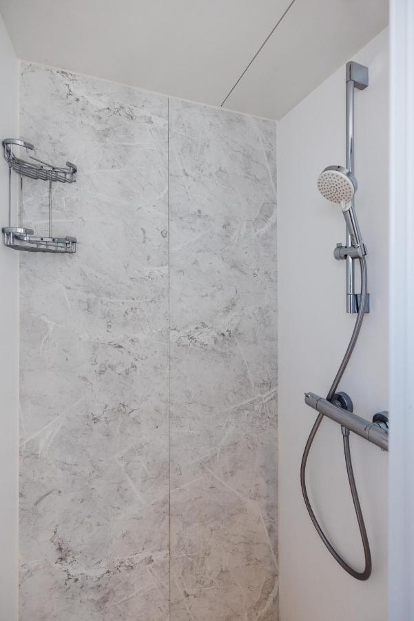 Floating holiday home close to AMS - 3