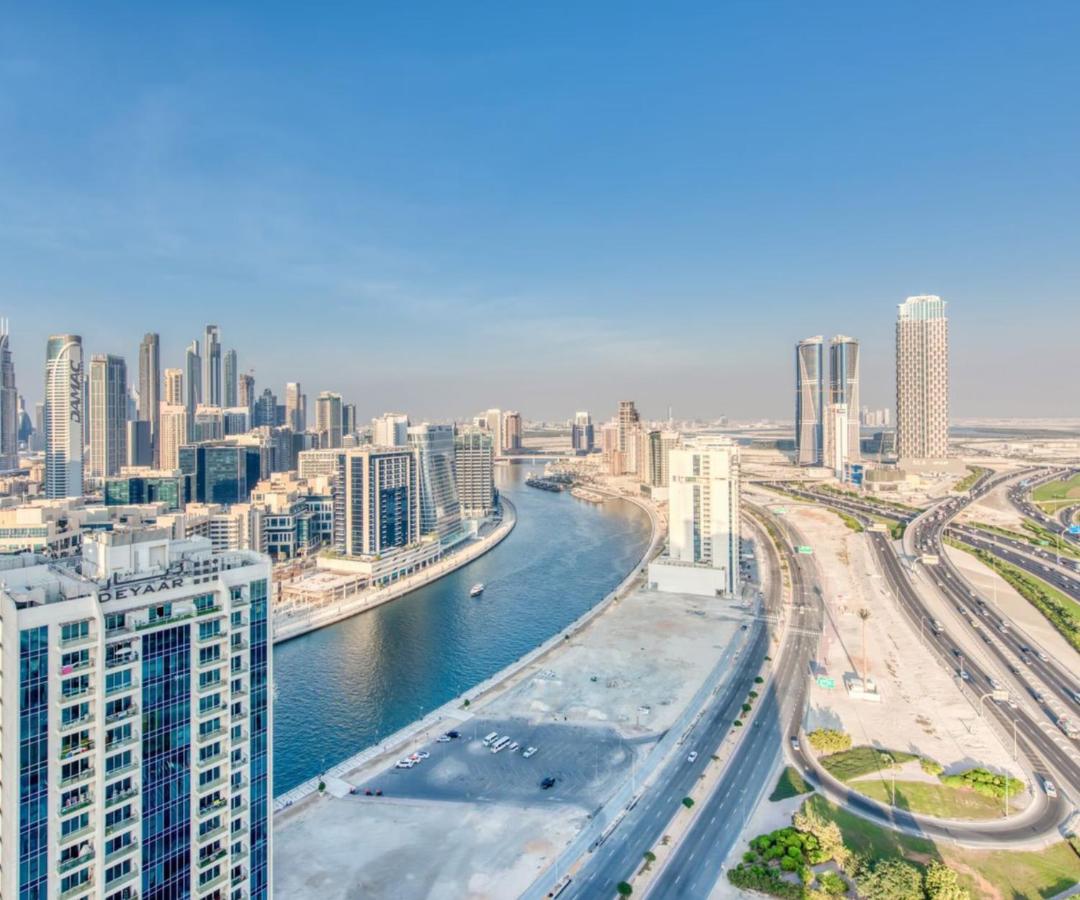 Burj View 1BHK near Down Town - Panoramic Balcony View -Pool and Gym - 2