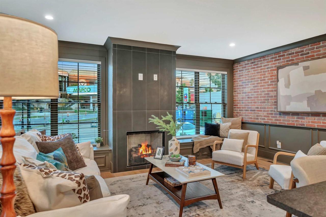 New Bright Modern Townhome with Rooftop & Garage - 2