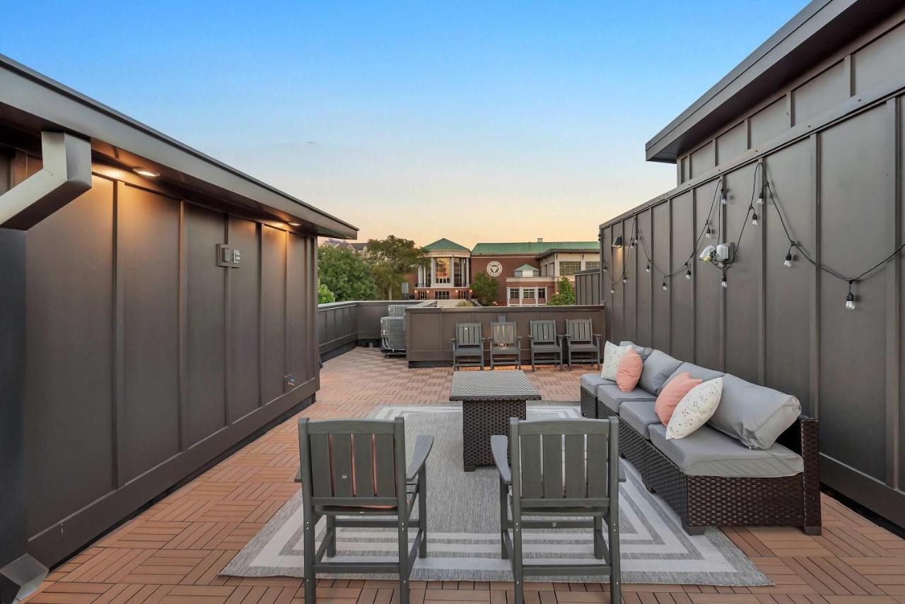 New Bright Modern Townhome with Rooftop & Garage