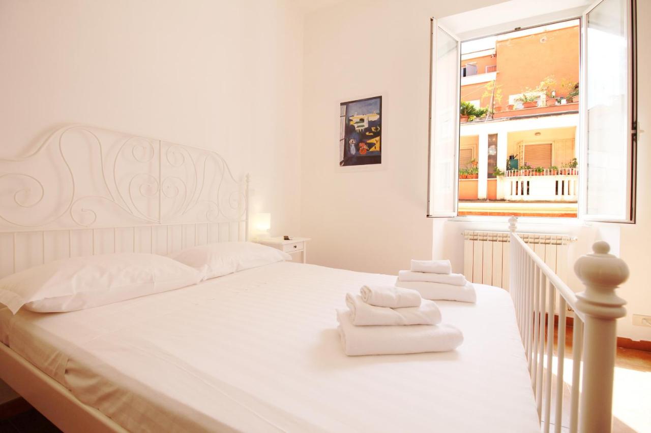 Walk to the Colosseum from your Family Apt - 2