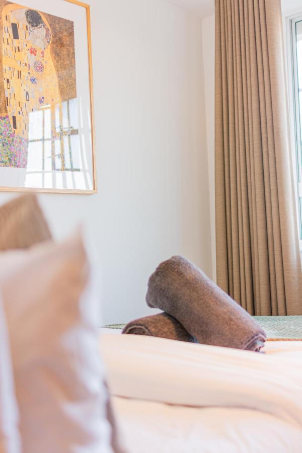 Amanah Properties - Modern 2-Bed Apartment in Chelsea Cloisters with Stunning City Views - 4