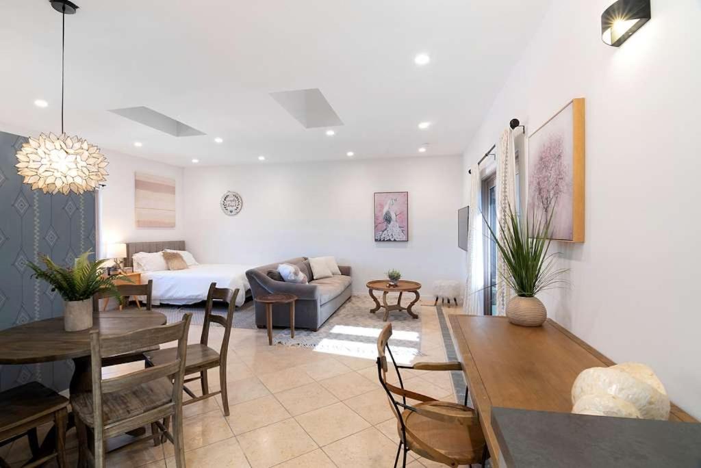 Remodeled LA Studio with Full Kitchen & Laundry - 2