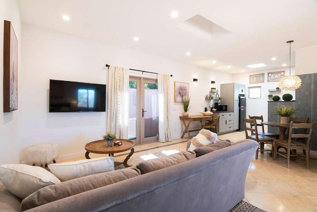 Remodeled LA Studio with Full Kitchen & Laundry - 3