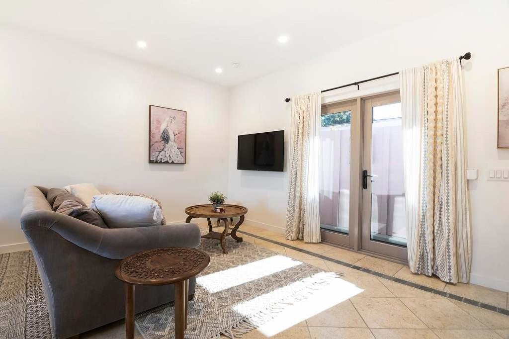 Remodeled LA Studio with Full Kitchen & Laundry - 4