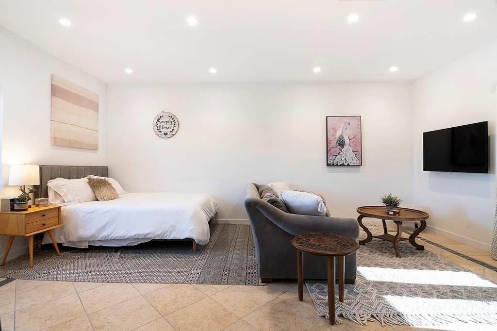 Remodeled LA Studio with Full Kitchen & Laundry - 5