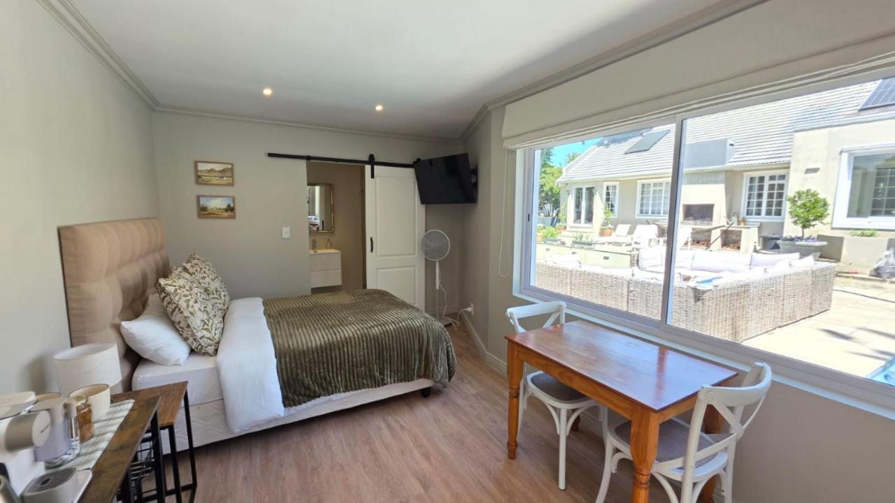 Camellia Cottage - Pool Room - 4