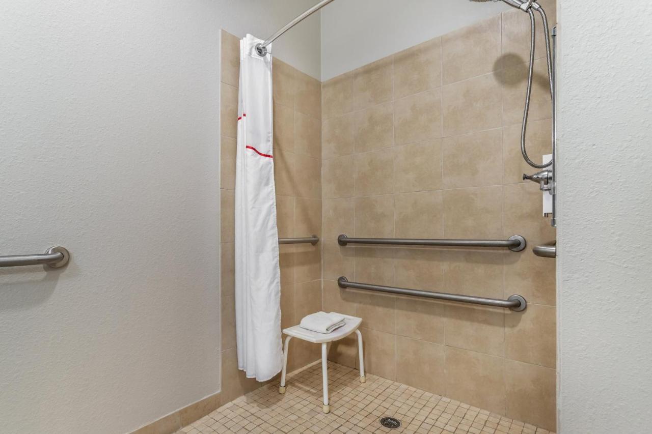 Red Roof Inn La Porte — photo 3