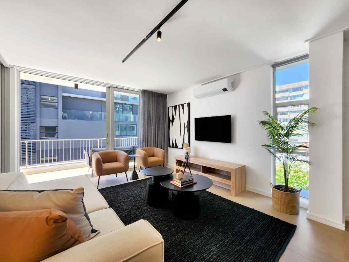 Modern 2-Bedroom in Green Point with Pool & Parking