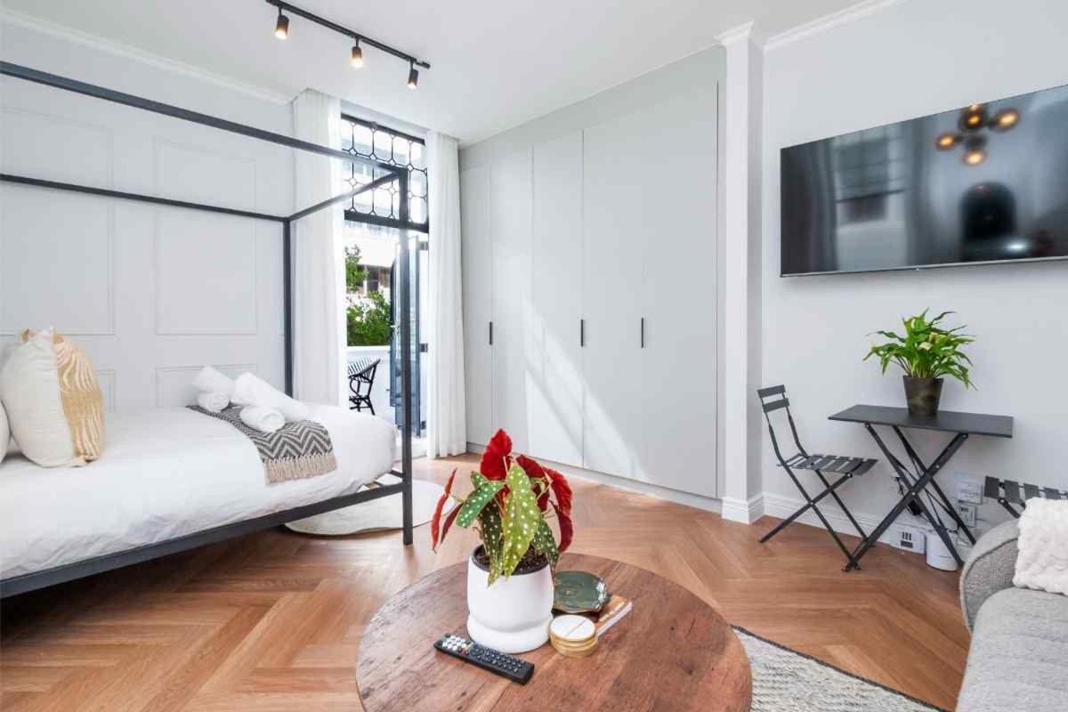 Chic 2nd Floor Venice House Apartment Balcony - 4