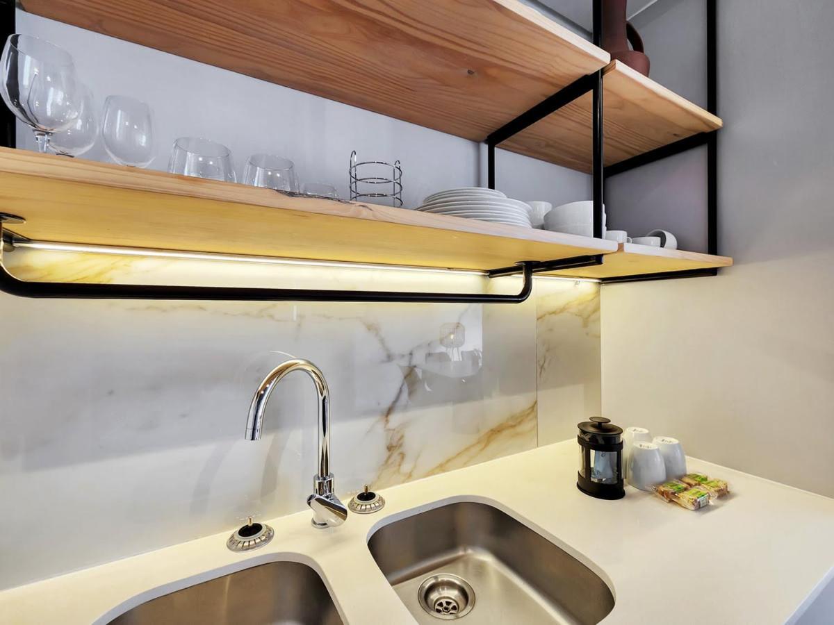 Sea Point Modern 2-Bed with Ocean Mountain Views - 3