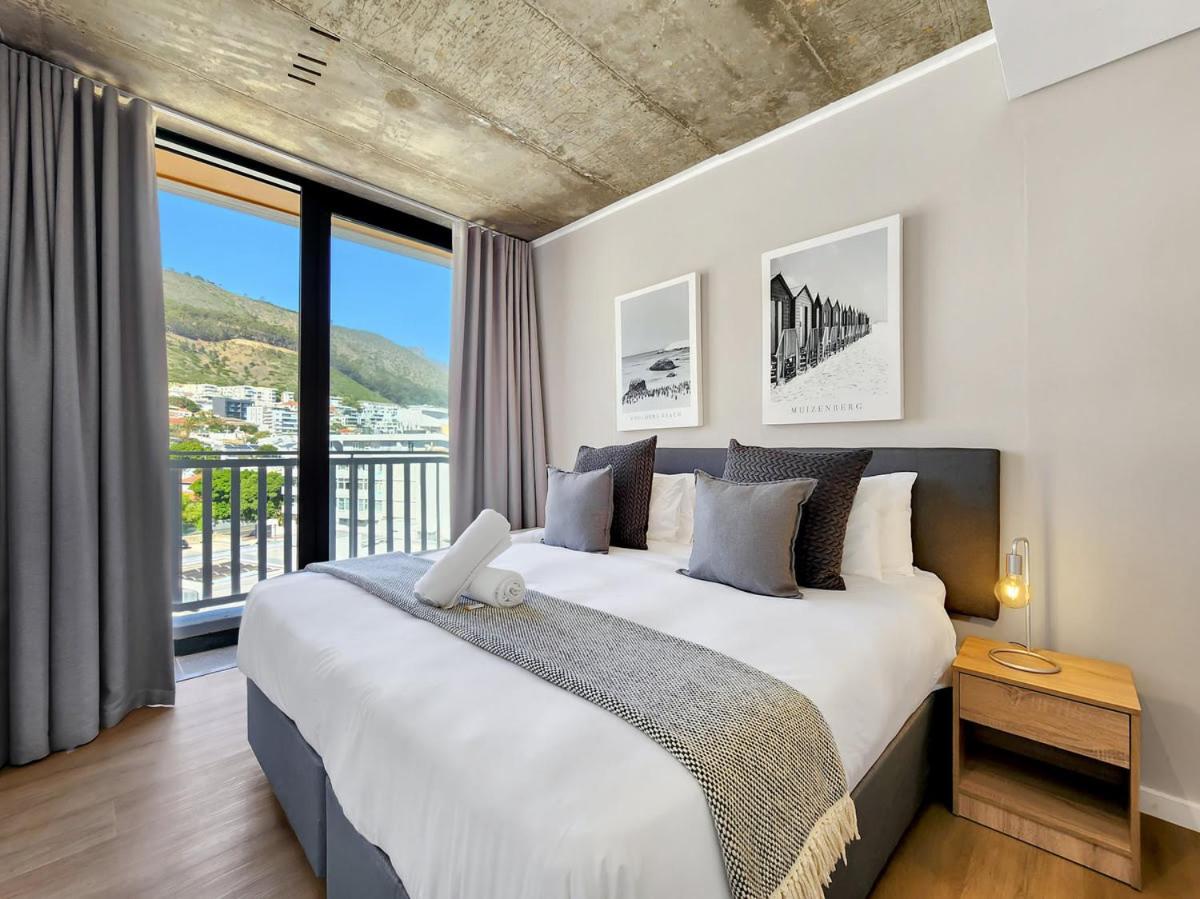 Sea Point Modern 2-Bed with Ocean Mountain Views - 2