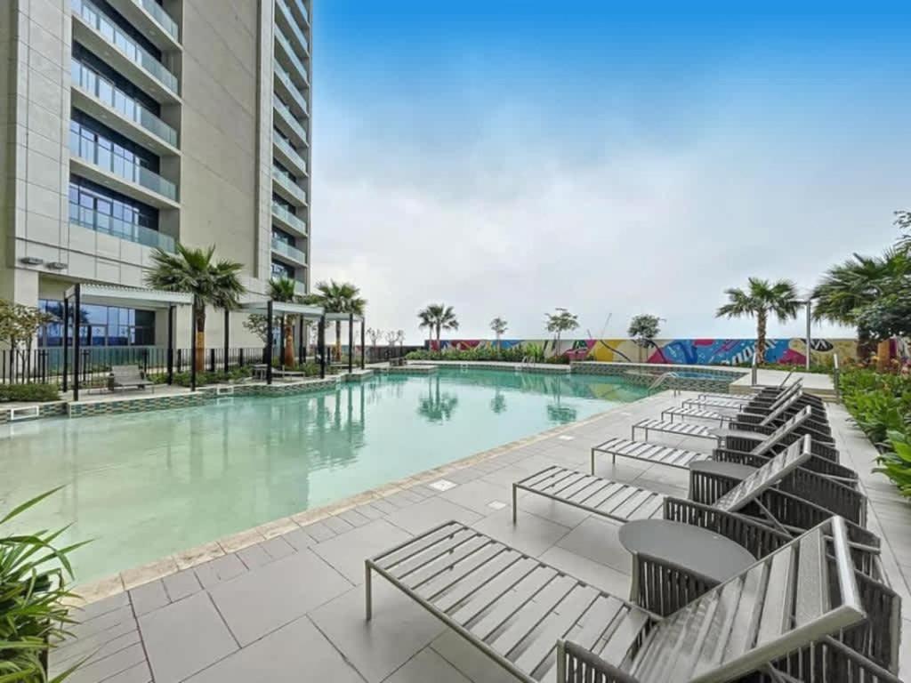 Elegant 2BR Apartment Heart of Business Bay High Floor - 2