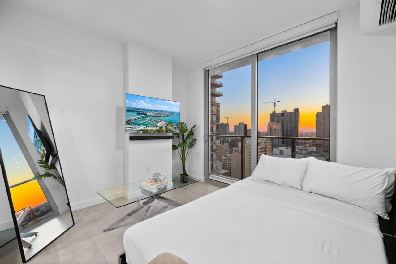 CAL KING BED Downtown Miami Free Parking Pool Gym - 3