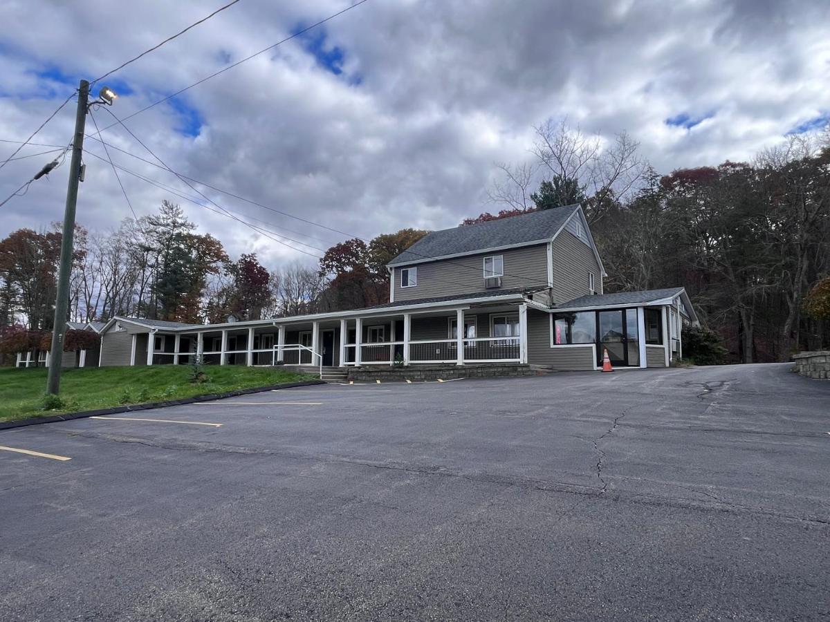Chaplin Inn & Suites — photo 5