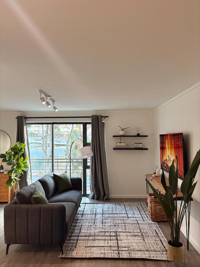 The 411 - Cape Town Modern Apartment with Table Mountain Views