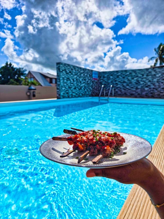 Évasion en Plein Cœur de Port-Louis Studio avec Piscine, Jacuzzis, Sauna, Tapas & Mocktails