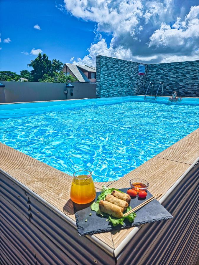Évasion en Plein Cœur de Port-Louis T2 avec Piscine, Jacuzzis, Sauna, Tapas & Mocktails