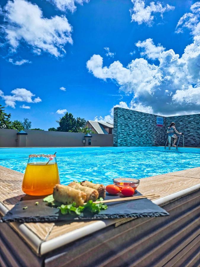 Évasion en Plein Cœur de Port-Louis Studio avec Piscine, Jacuzzis, Sauna, Tapas & Mocktails