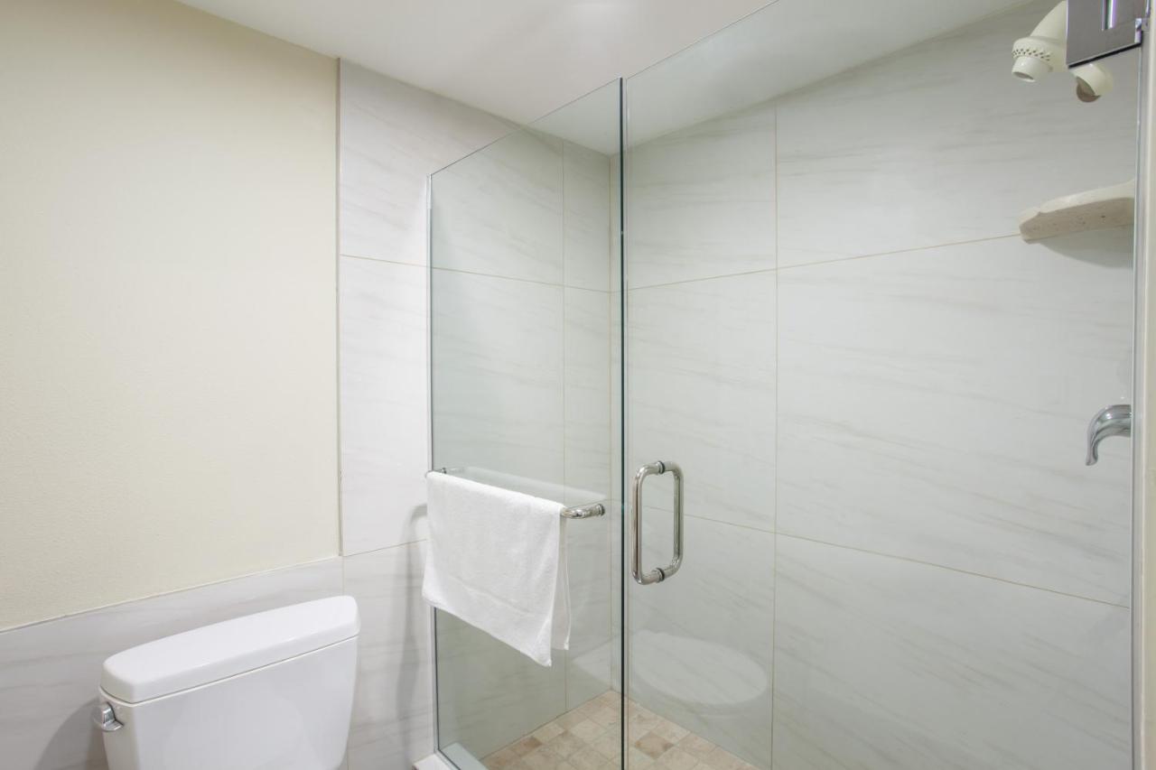 Ramada by Wyndham Culver City - 3