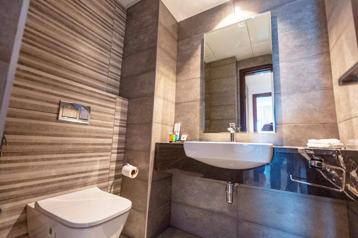 Saadiyat Luxury Escape Walk to Beach & Museum - 5