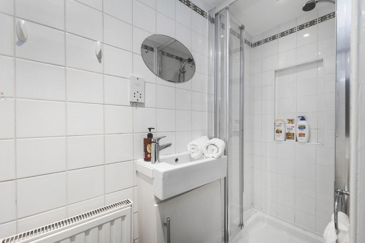 Compact & Bijou Chelsea Studio - 3