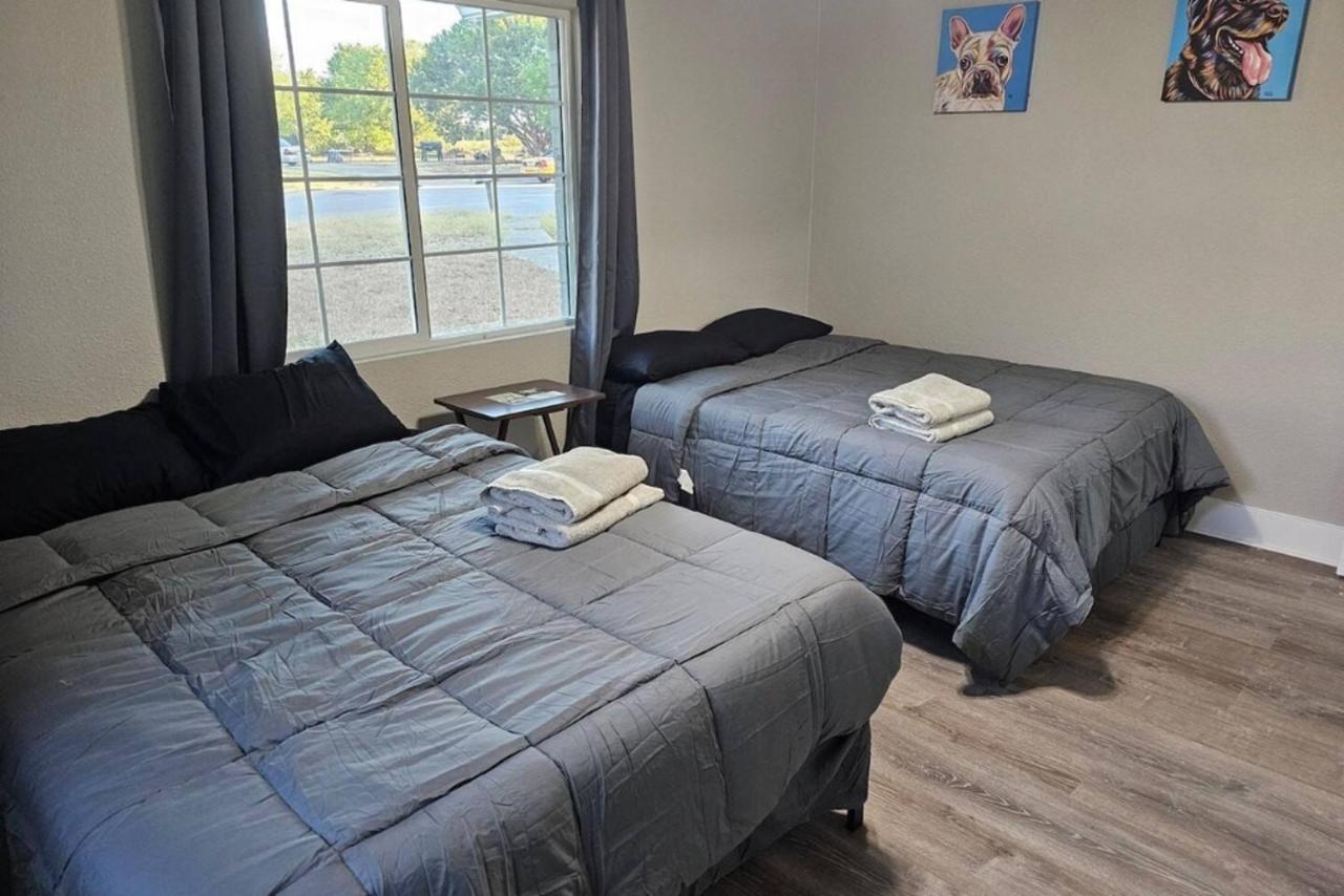 Charming 4br Bundle Near Downtown & Airport - 3