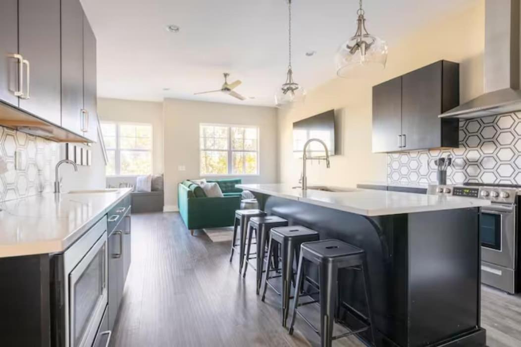 Rooftop Views 4BR 4BA 7 Beds Near Broadway - 2