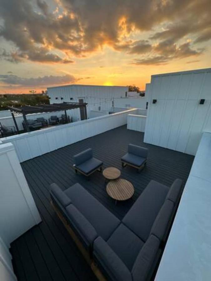 Rooftop Views 4BR 4BA 7 Beds Near Broadway - 4