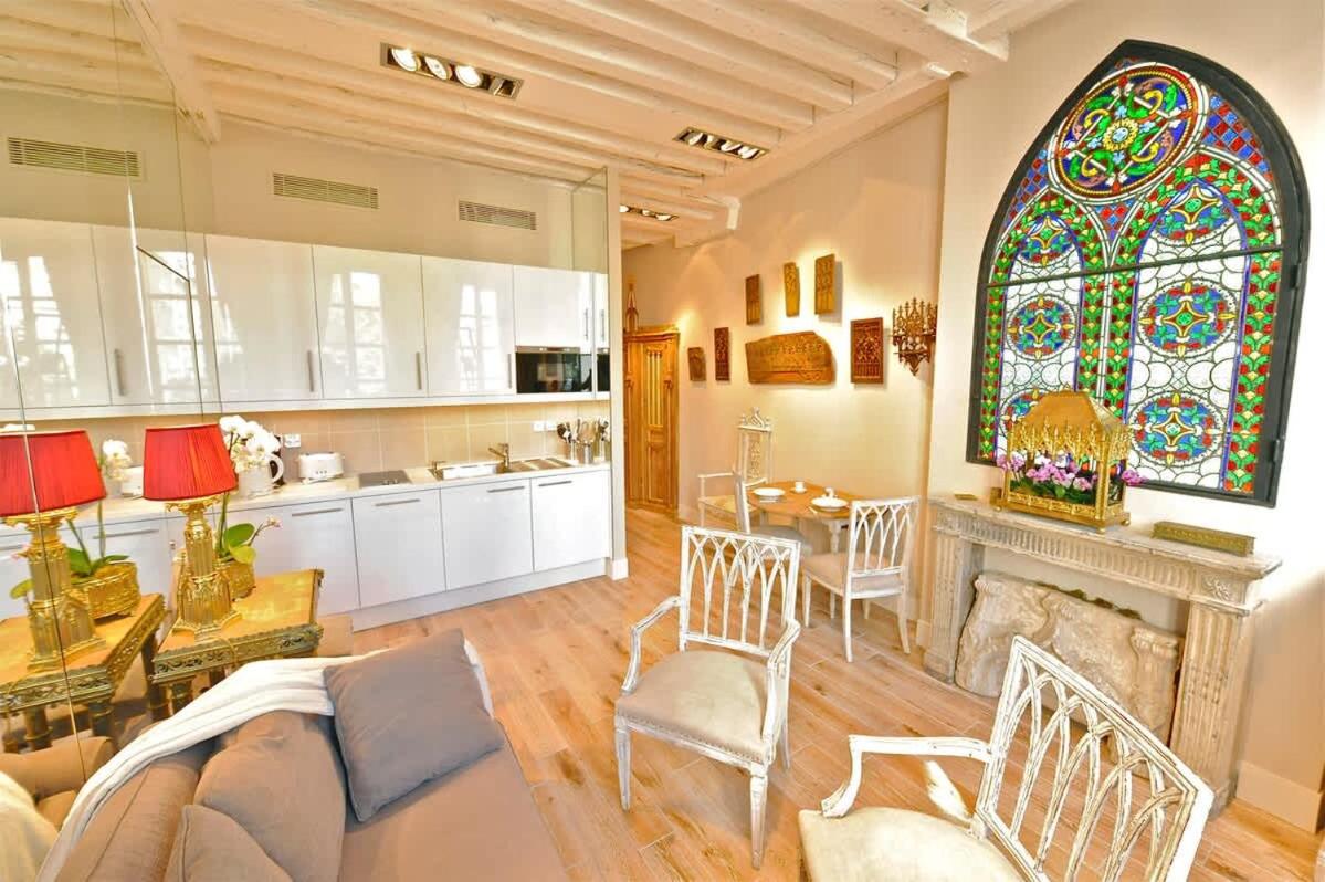 Fantastic View On Notre Dame Abelard - 5