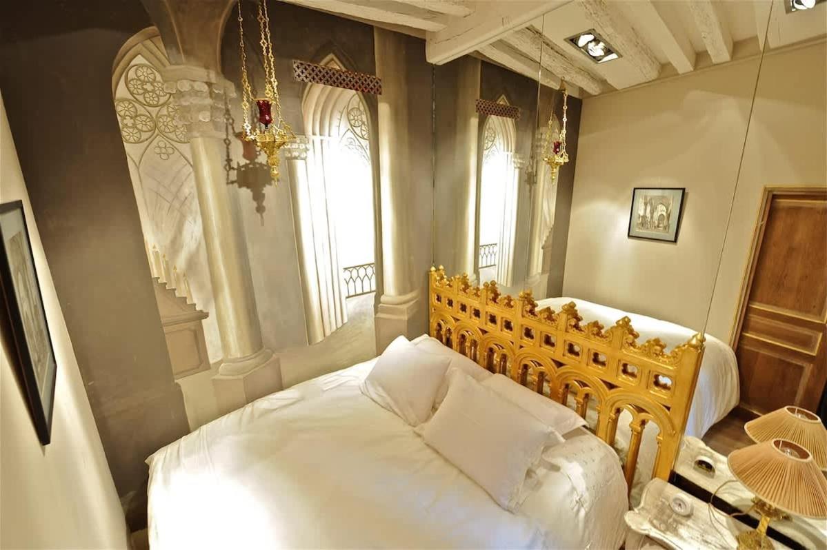 Fantastic View On Notre Dame Abelard - 2