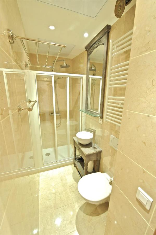 Fantastic View On Notre Dame Abelard - 3