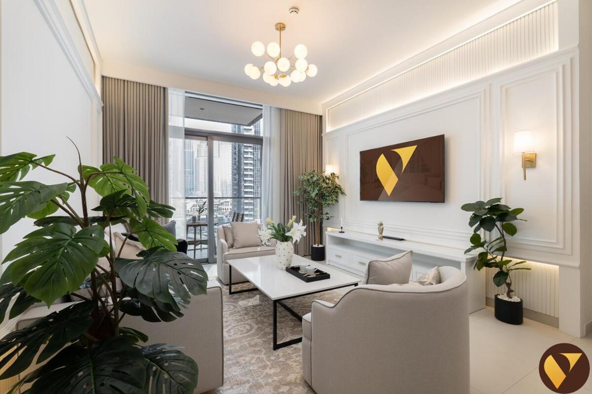 Vogue Vacation Homes, Downtown Burj Crown near Burj Khalifa and Dubai Mall, Three Bedroom plus Kids Room Apartment with Large Balcony and Skyline view, Access to all Amenities - 2
