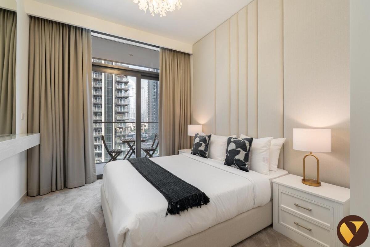 Vogue Vacation Homes, Downtown Burj Crown near Burj Khalifa and Dubai Mall, Three Bedroom plus Kids Room Apartment with Large Balcony and Skyline view, Access to all Amenities - 4