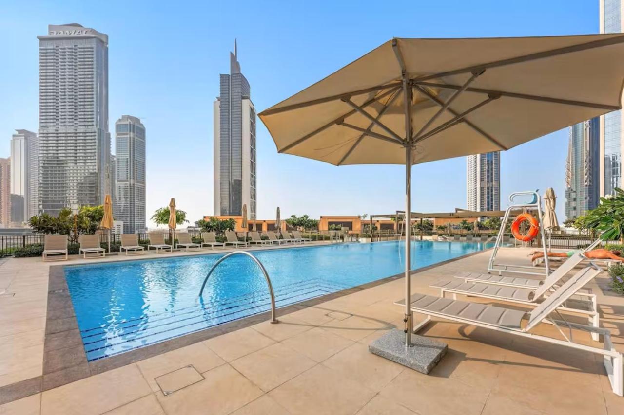 Vogue Vacation Homes, Downtown Burj Crown near Burj Khalifa and Dubai Mall, Three Bedroom plus Kids Room Apartment with Large Balcony and Skyline view, Access to all Amenities - 3