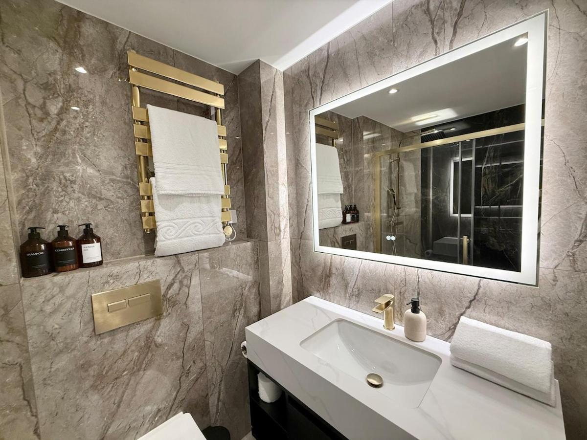 Luxurious 3-Bedroom Apartment Near Hyde Park - 3