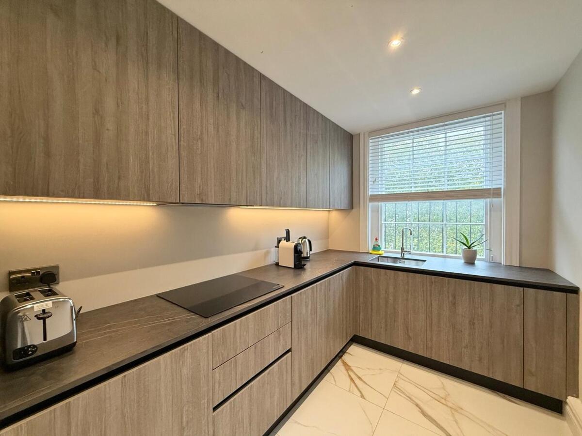 Luxurious 3-Bedroom Apartment Near Hyde Park - 4