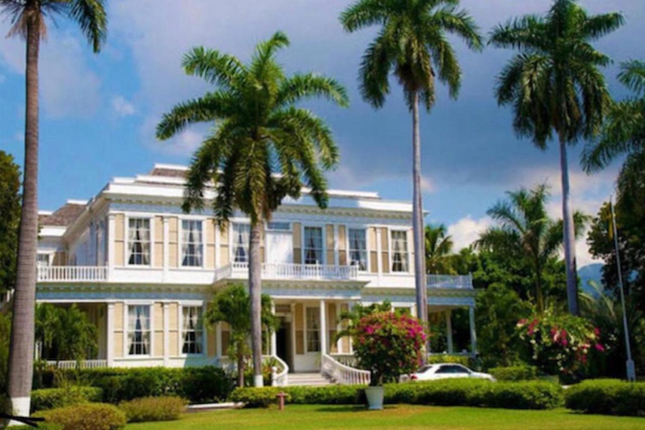 1 Bed Apartment Sleeps 4 with Free Parking - 3