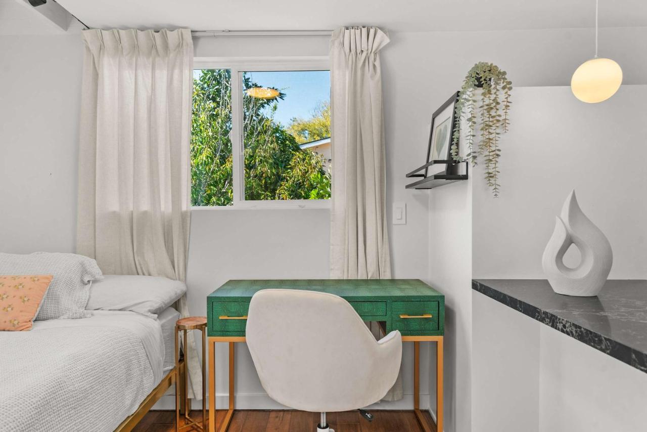 Quiet Upper-Level LA Studio Full Kitchen Prime LA - 4