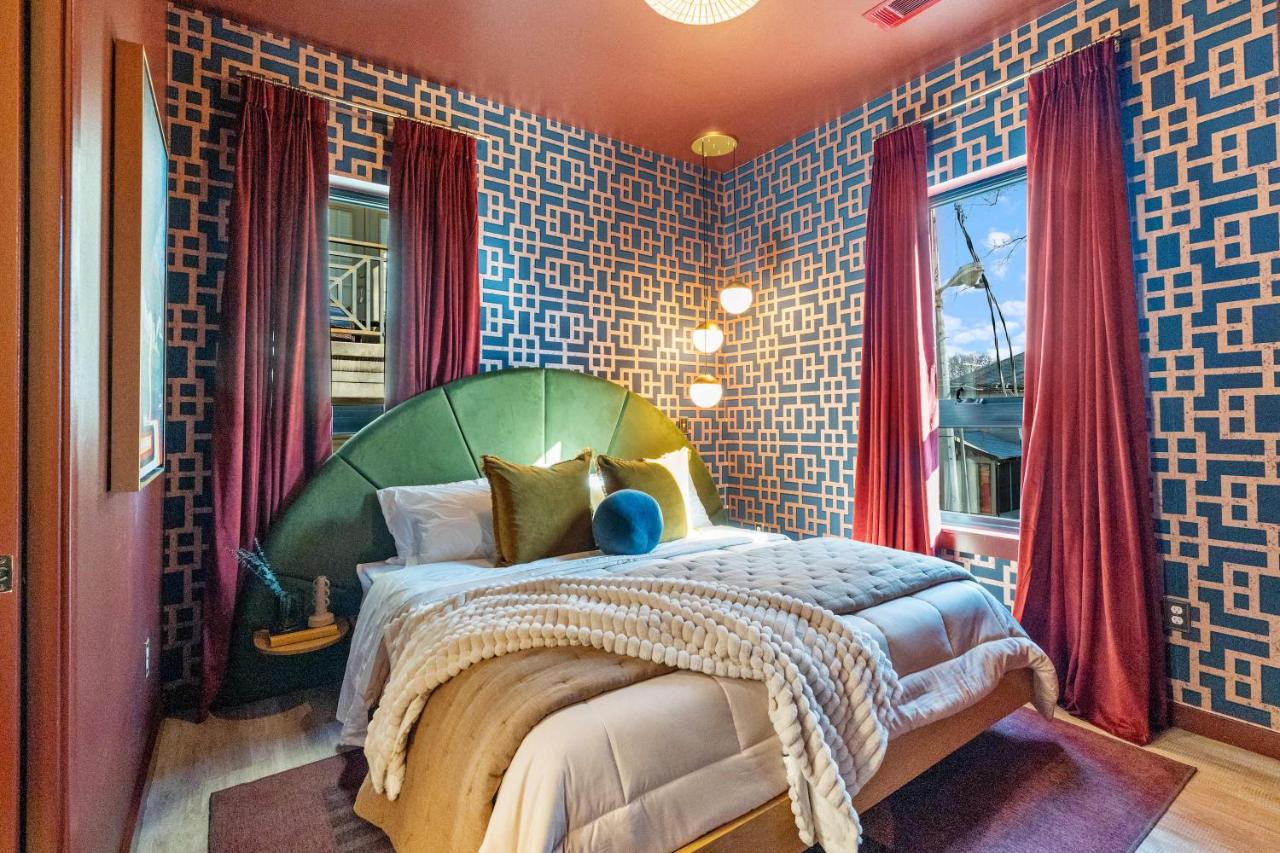 Three King Suites with Pool Gym Balcony & Garage Right On Music Row Downtown Views from Rooftop Walk to RCA Studio B & Local Dining Under 2 miles to Broadway Elevator Access 24 Hr Hospitality