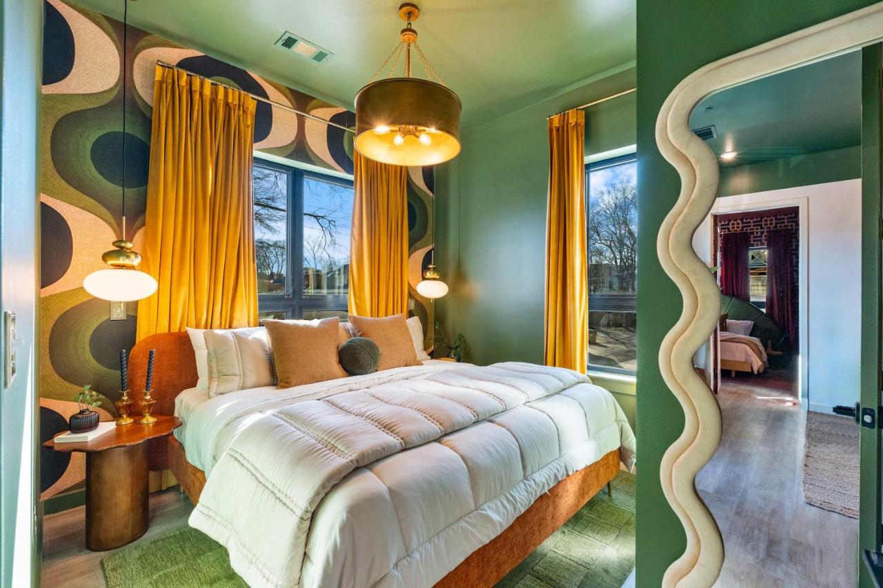 Three King Suites with Pool Gym Balcony & Garage Right On Music Row Downtown Views from Rooftop Walk to RCA Studio B & Local Dining Under 2 miles to Broadway Elevator Access 24 Hr Hospitality - 4