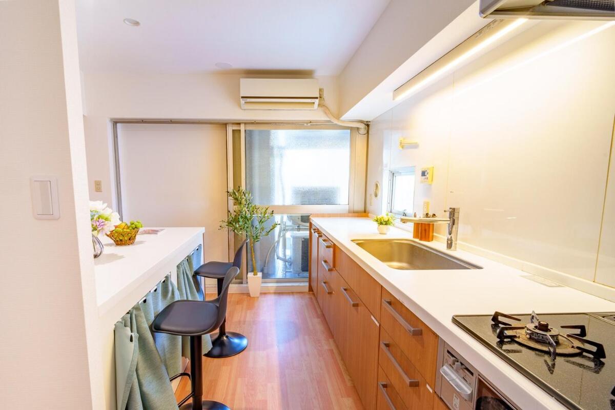 Higashi-Shinjuku 901 - 5