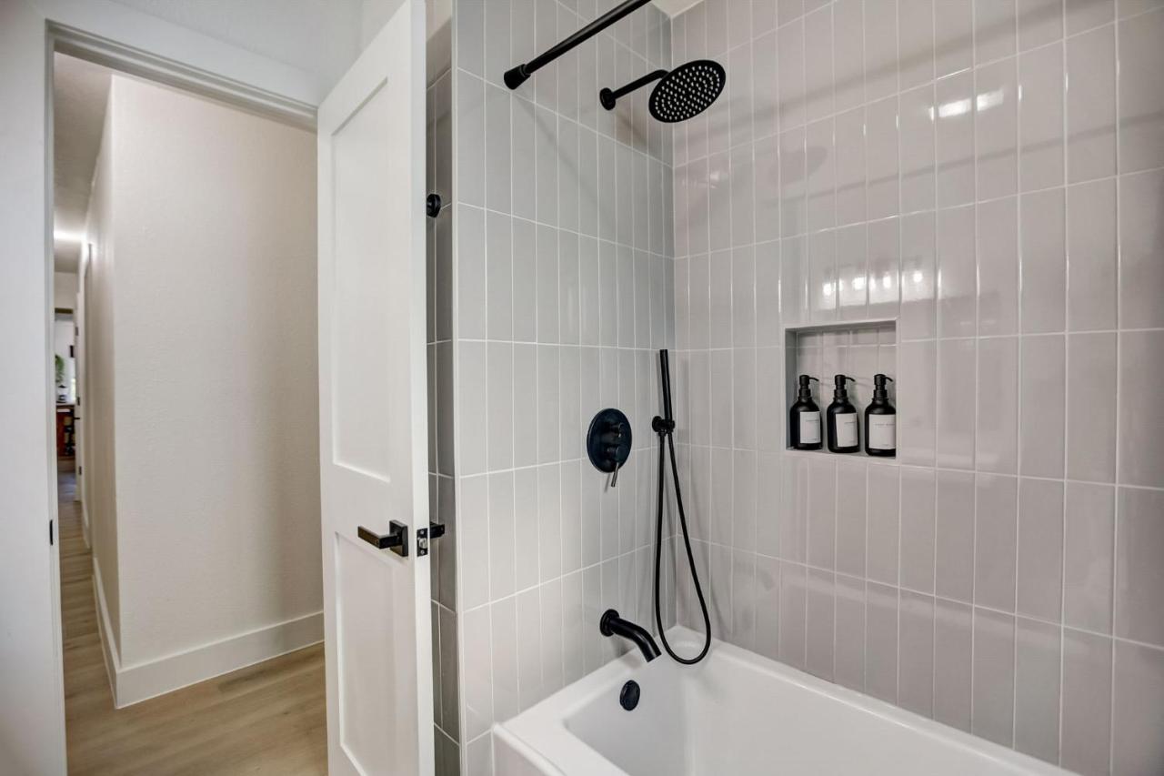 Custom Designer Home. Sleeps 9. Close to domain Q2 - 5