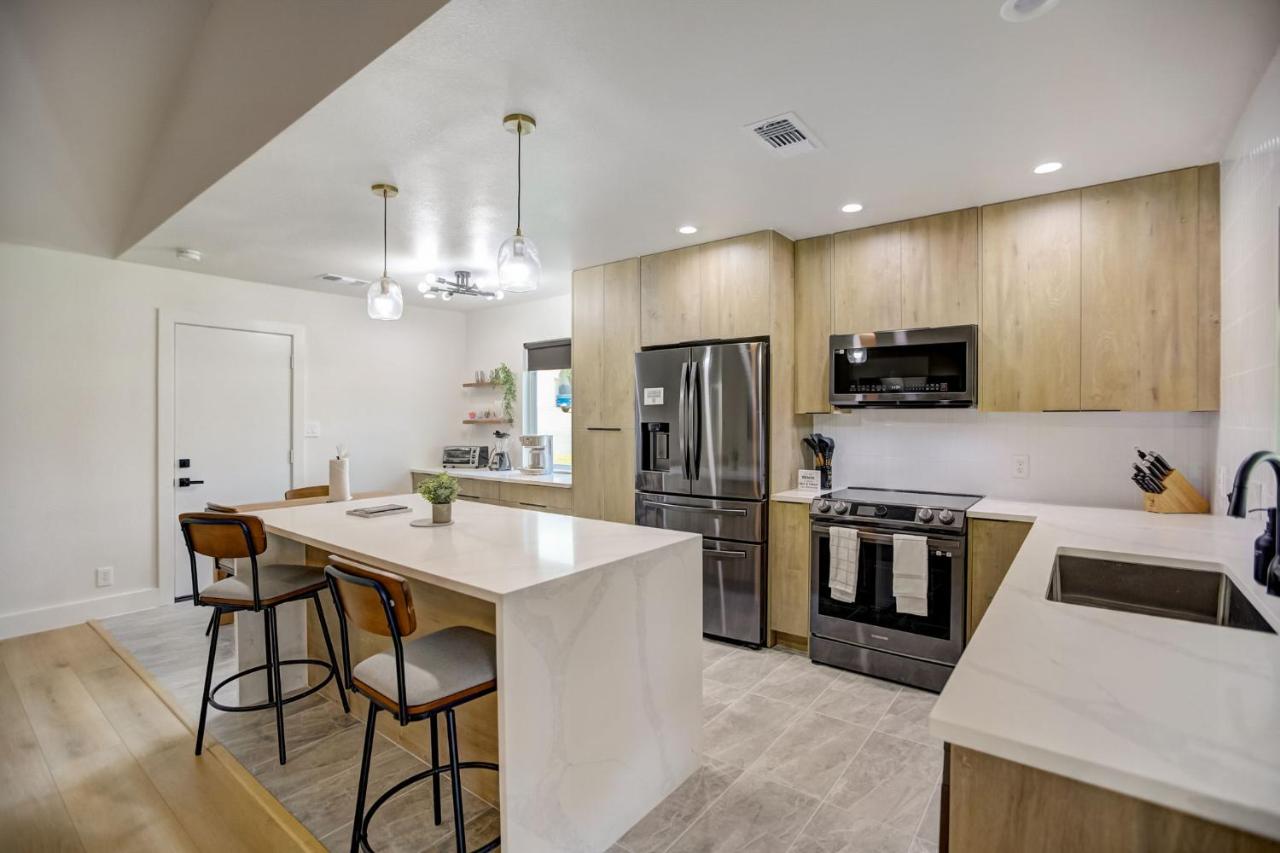 Custom Designer Home. Sleeps 9. Close to domain Q2 - 2