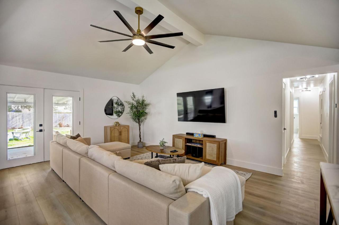 Custom Designer Home. Sleeps 9. Close to domain Q2