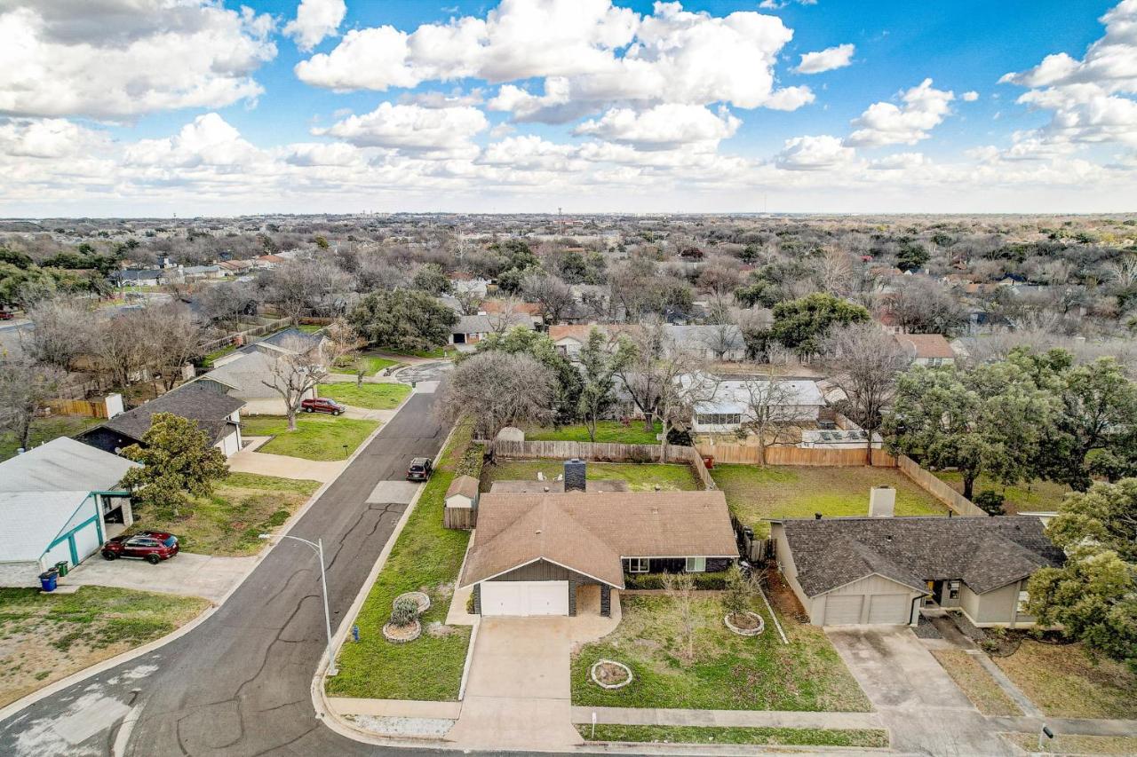 Custom Designer Home. Sleeps 9. Close to domain Q2 - 3