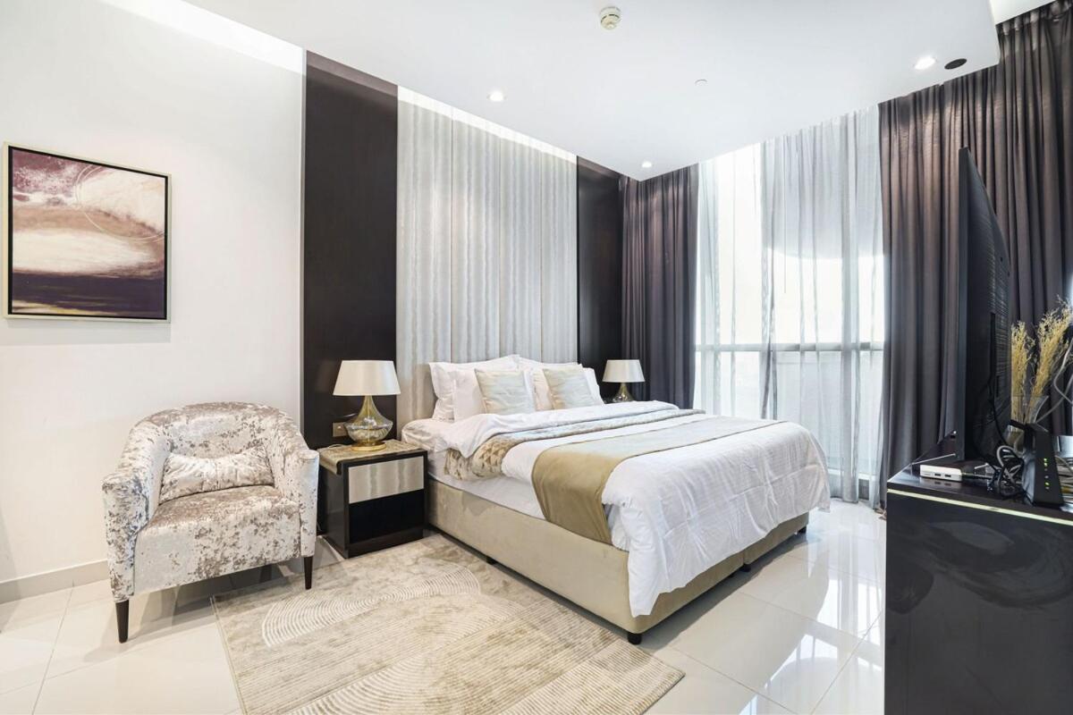 Elegant 1-Bedroom Apartment at Downtown Dubai with Stunning Canal & Skyline Views - 2