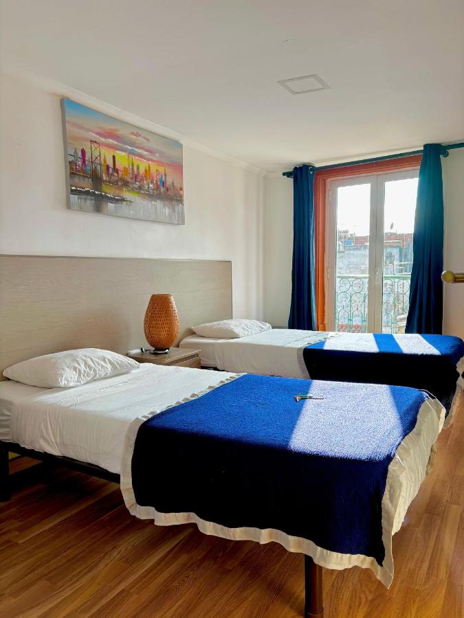 02Lisbon Downtown Private Bedroom River View - 2